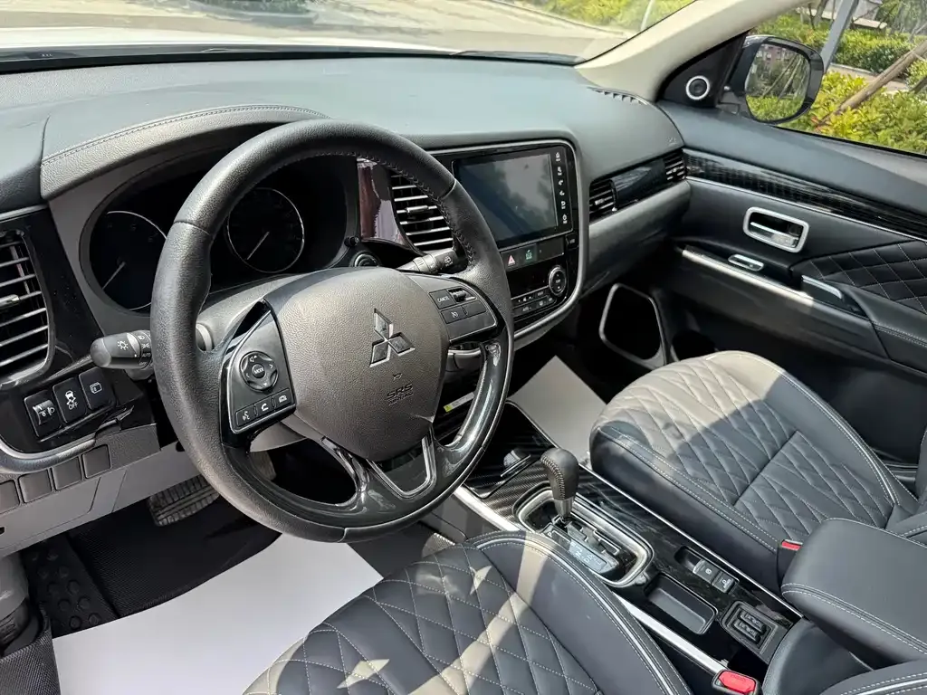 Mitsubishi Outlander — фото 4