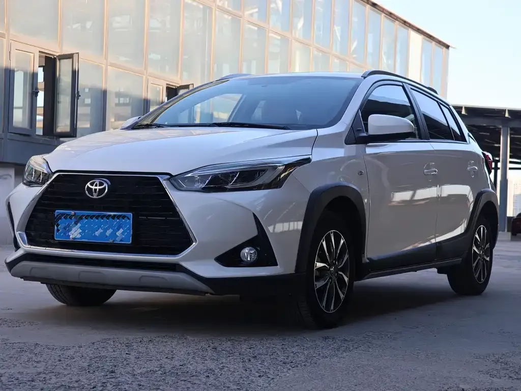 Toyota Yaris L — фото 1