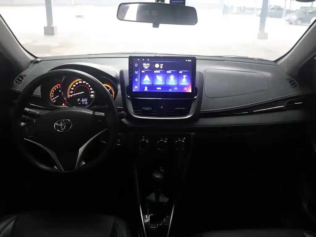 Toyota Yaris L — фото 2