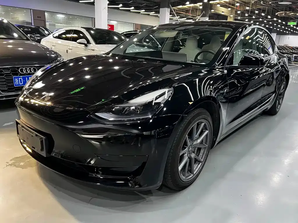 Tesla Model 3 — фото 1