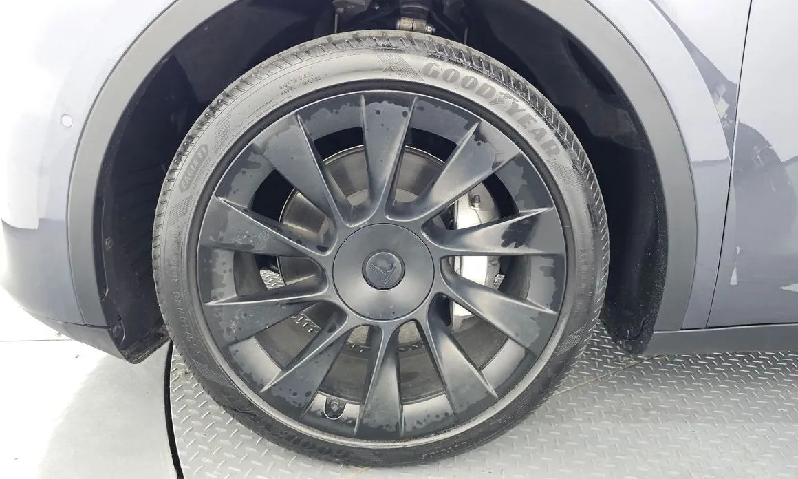Tesla Model Y — фото 8