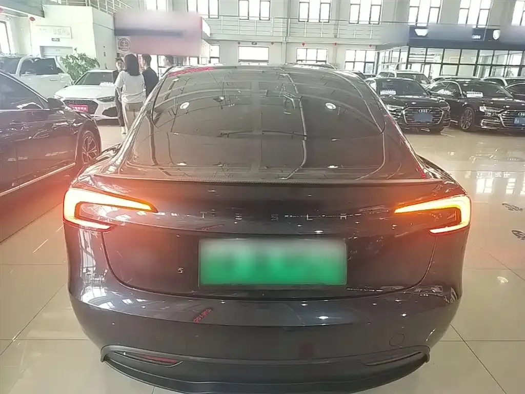 Tesla Model 3 — фото 9