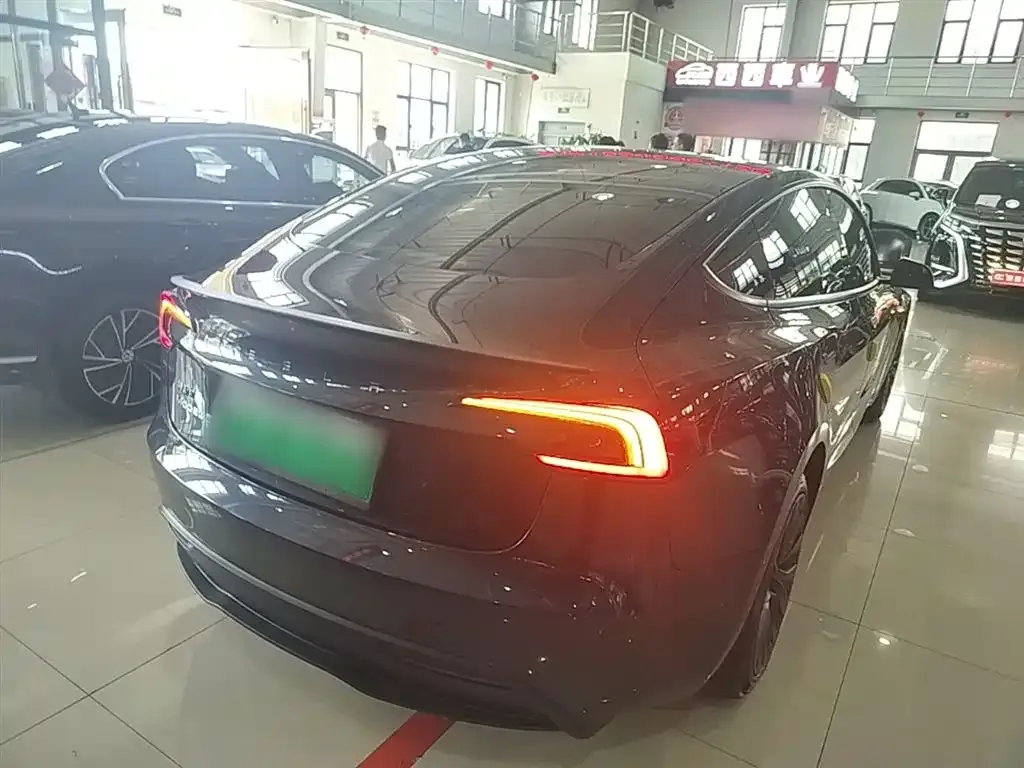 Tesla Model 3 — фото 7