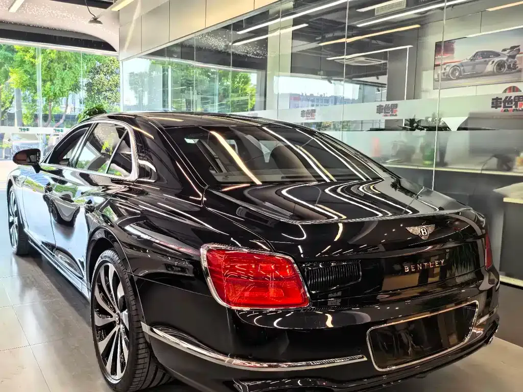 Bentley Flying Spur — фото 3