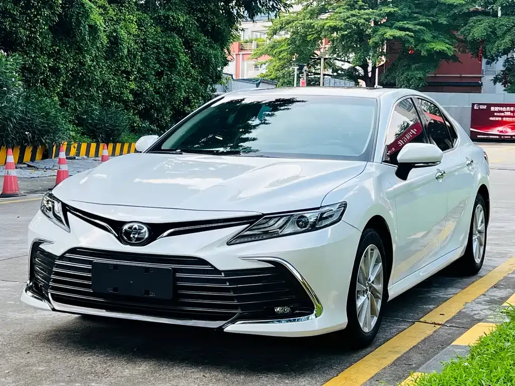 Toyota Camry — фото 1