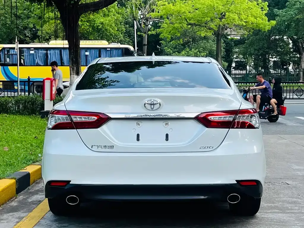 Toyota Camry — фото 3