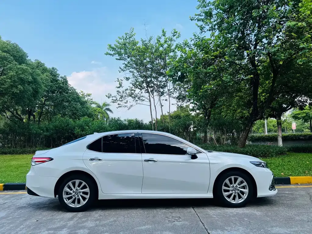 Toyota Camry — фото 10