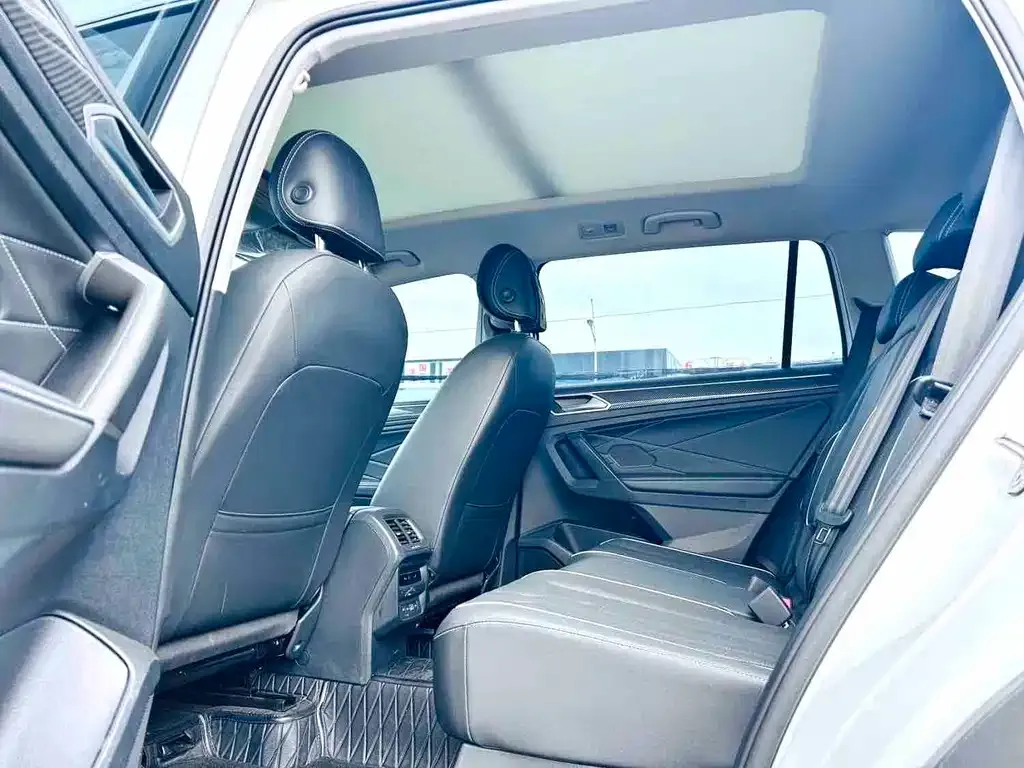 Volkswagen Tiguan L — фото 8