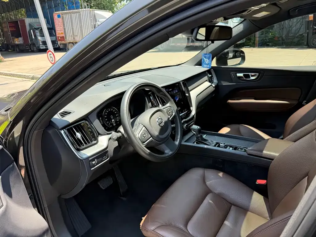 Volvo XC60 2021 из CN, фото 2