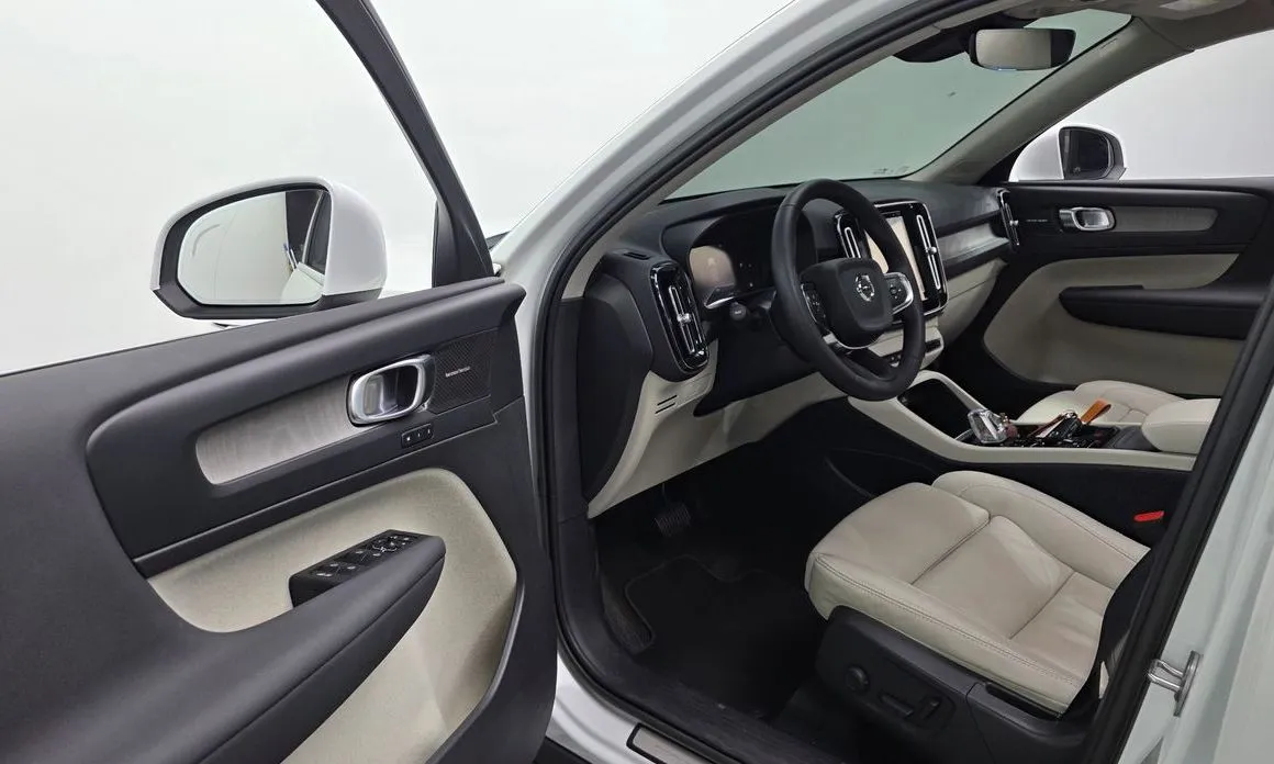 Volvo XC40 — фото 9