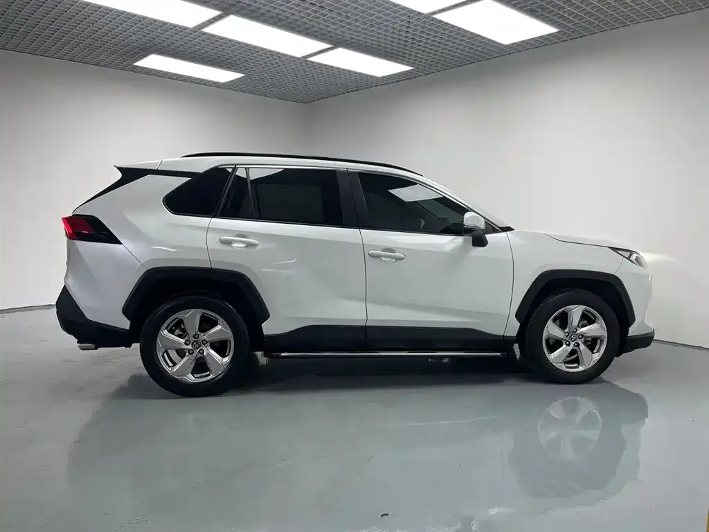Toyota RAV4 — фото 5