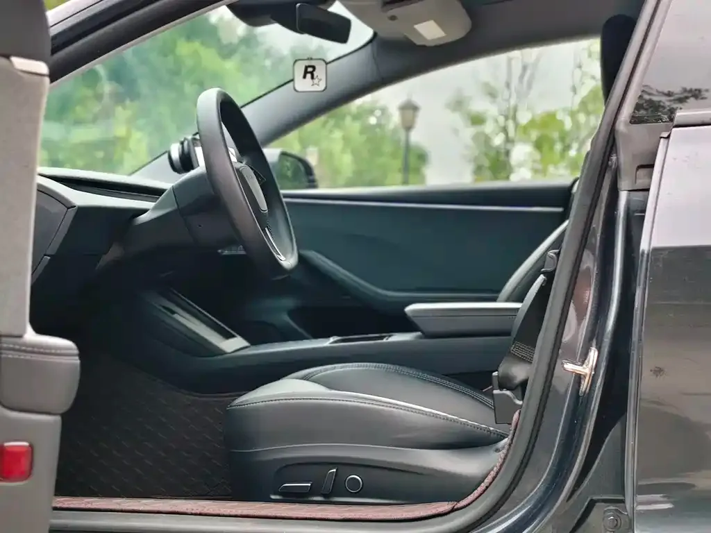 Tesla Model 3 — фото 3