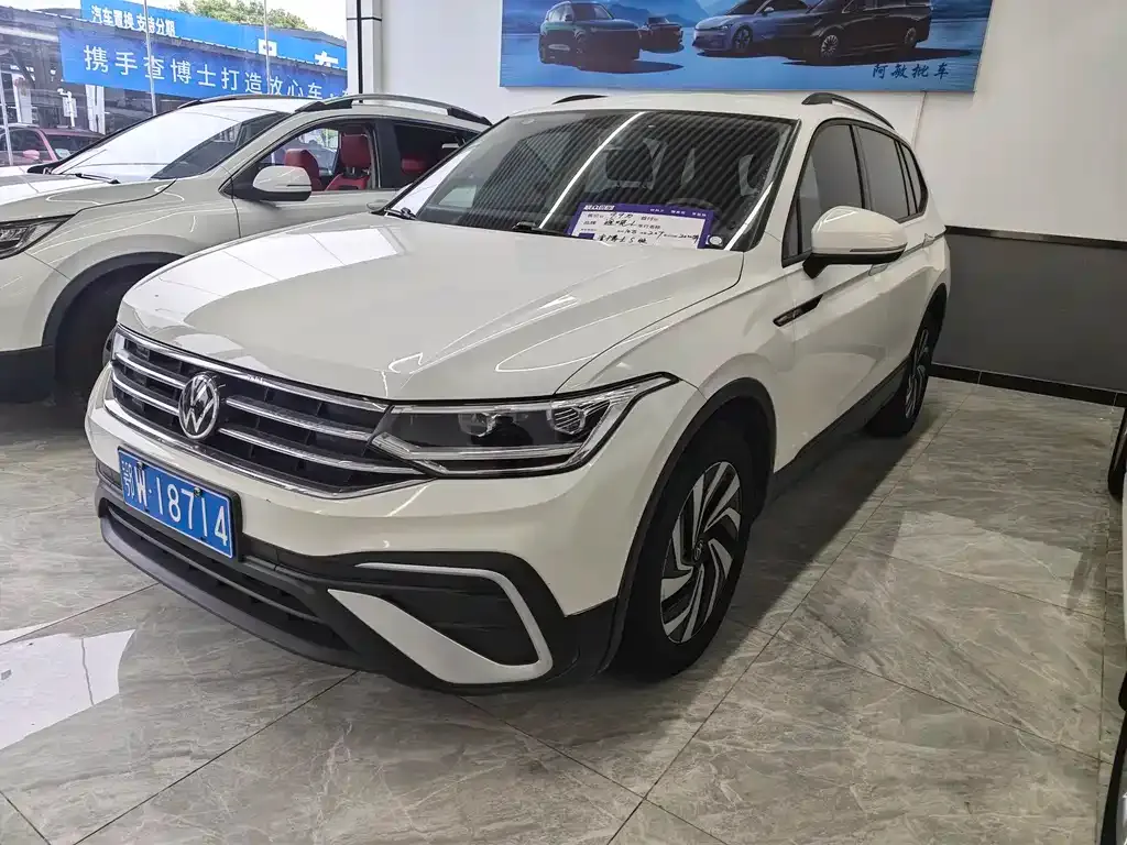 Volkswagen Tiguan L — фото 1