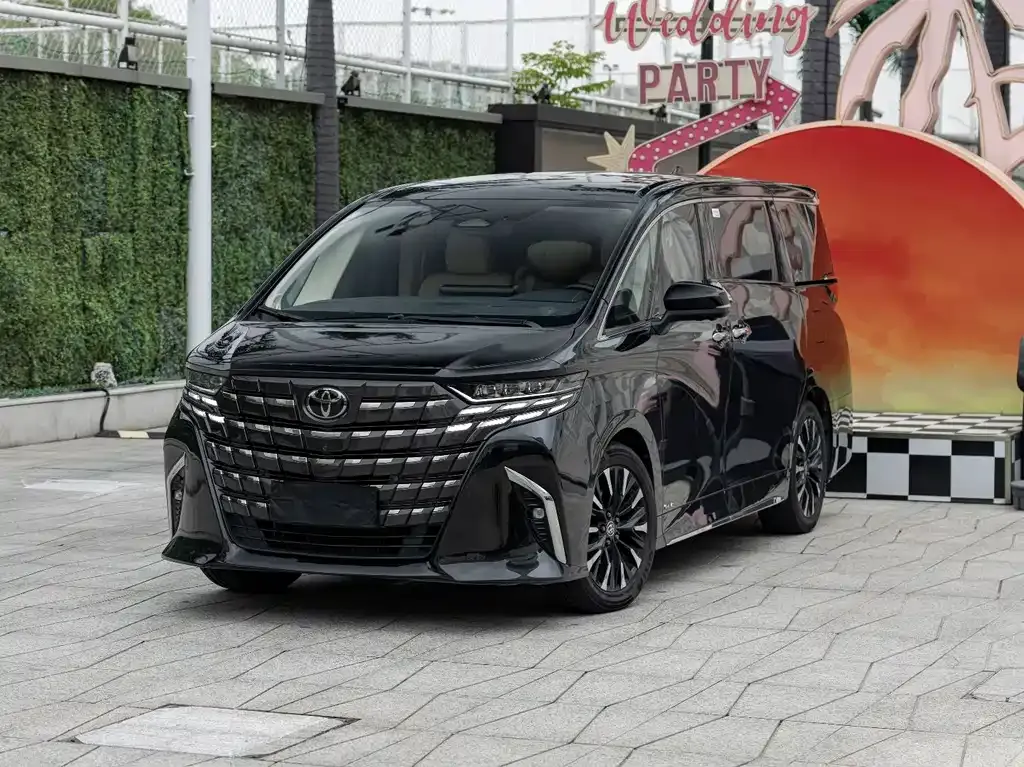 Toyota Alphard — фото 1