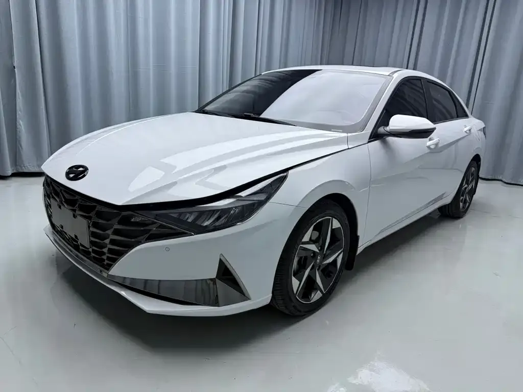 Hyundai Elantra — фото 1