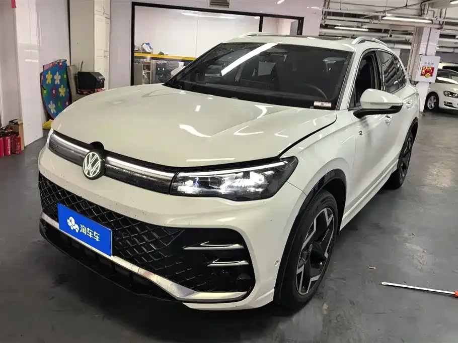 Volkswagen Tiguan L — фото 1