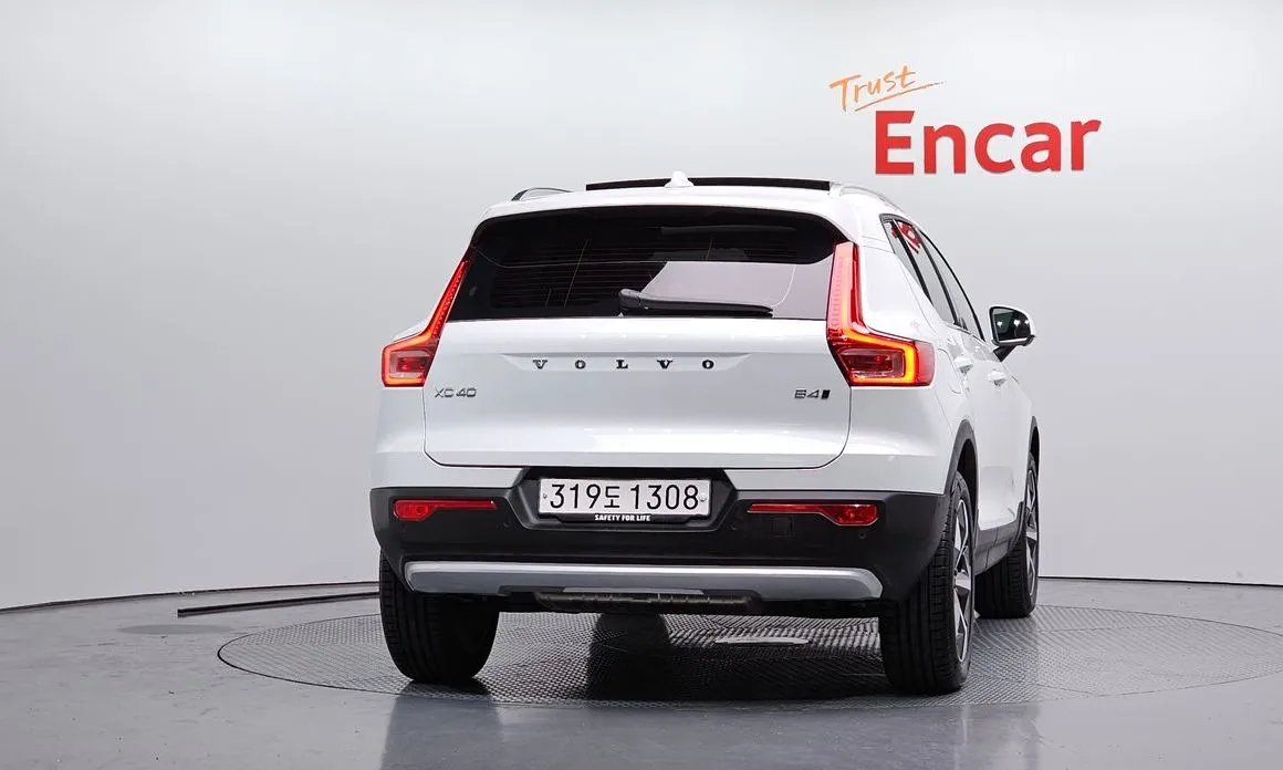 Volvo XC40 — фото 6