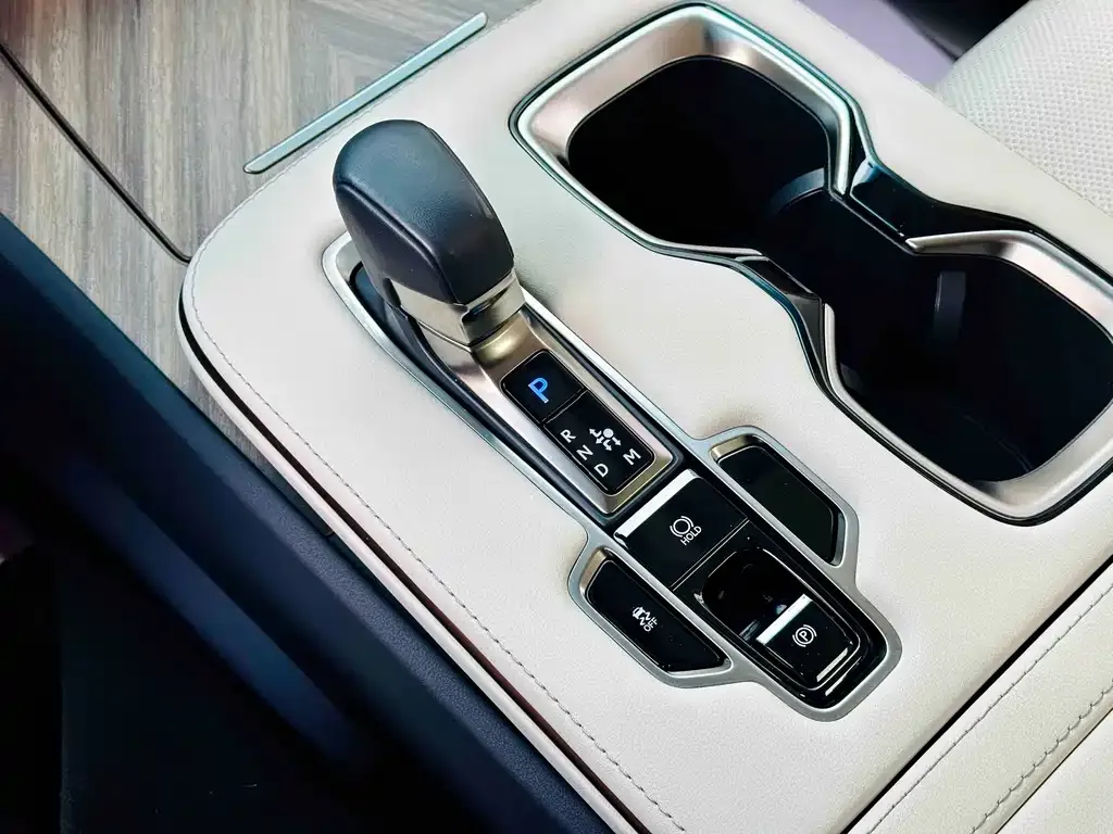Lexus LM — фото 10