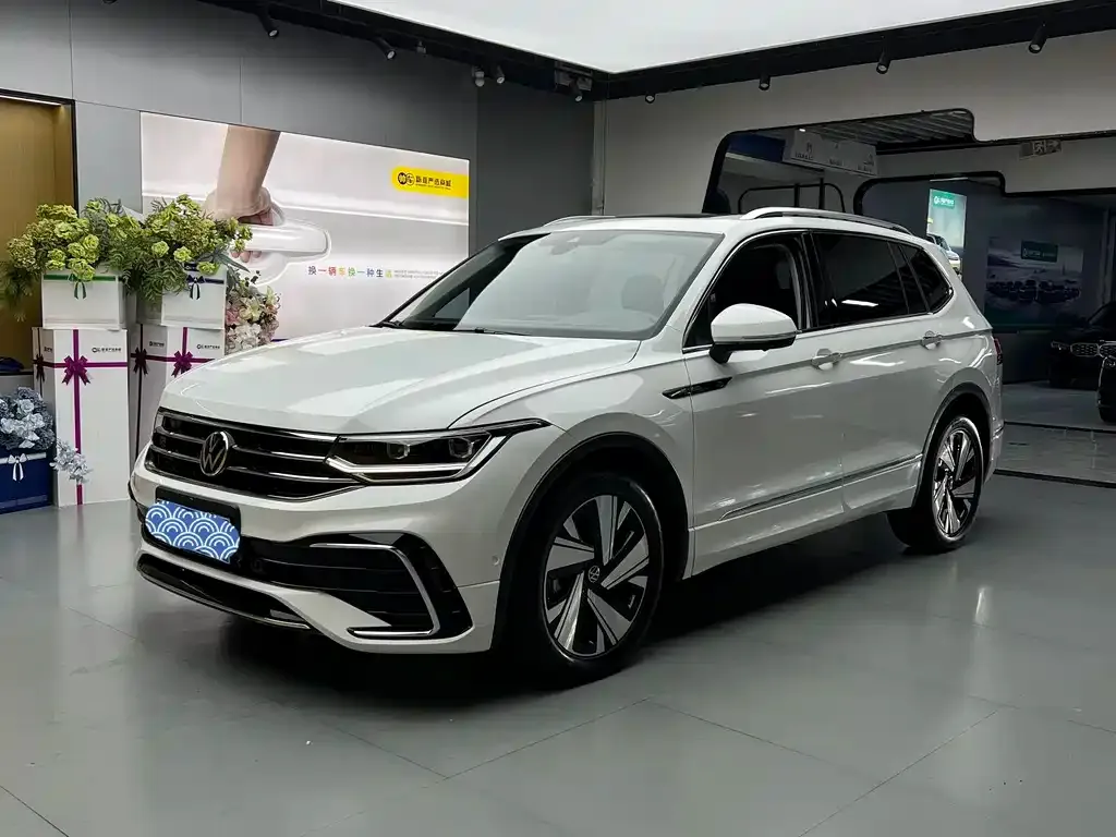 Volkswagen Tiguan L — фото 1