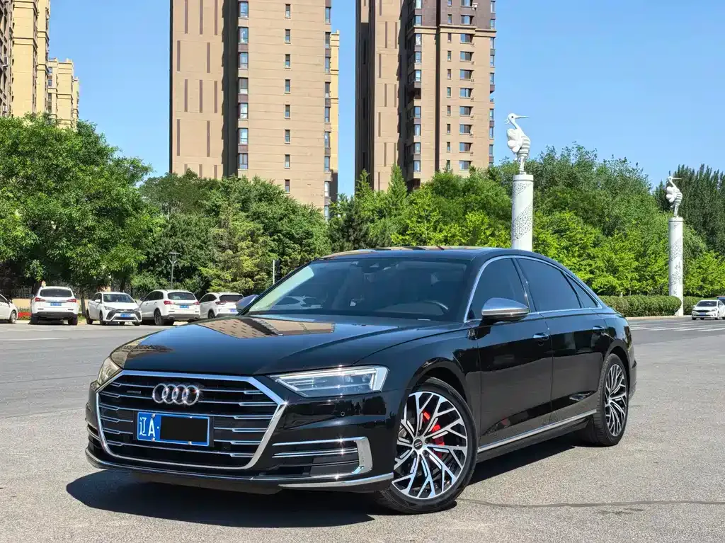 Audi A8 — фото 1