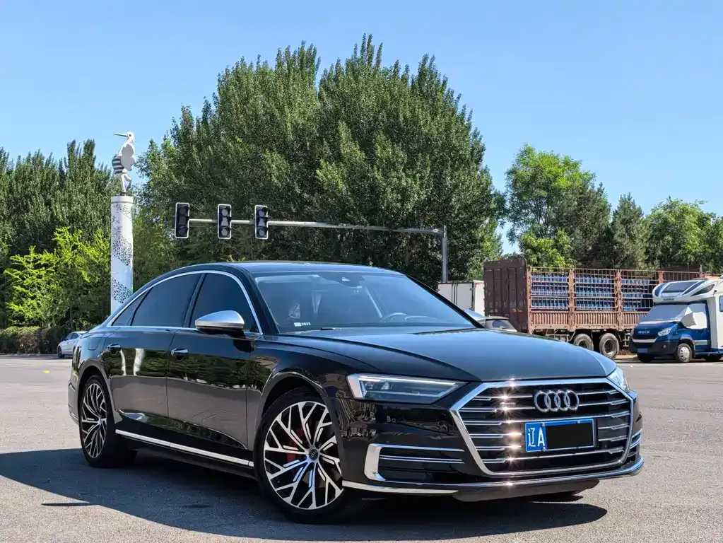 Audi A8 — фото 7