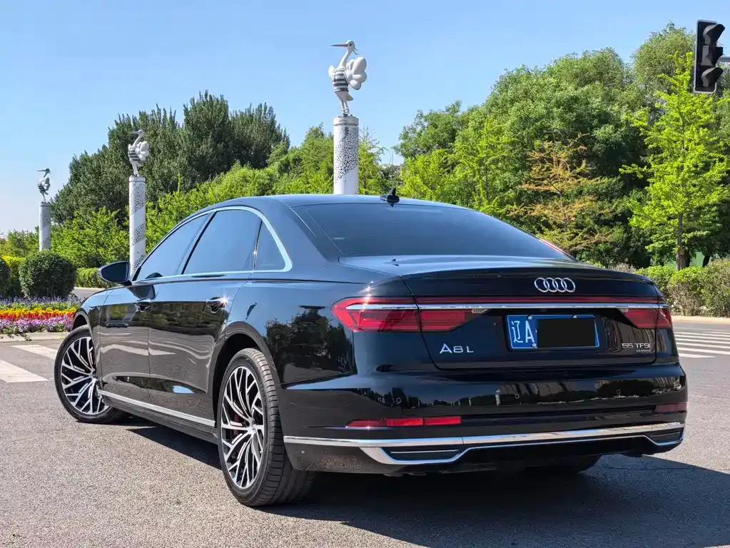 Audi A8 — фото 8