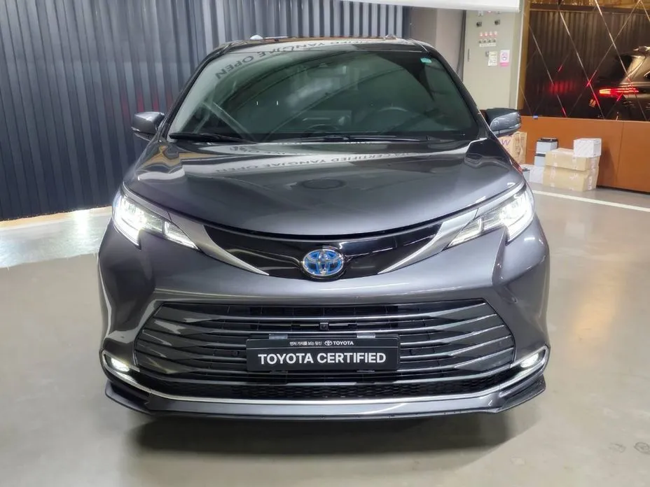 Toyota Sienna — фото 3