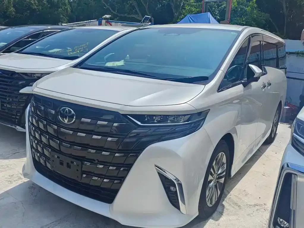Toyota Alphard — фото 1