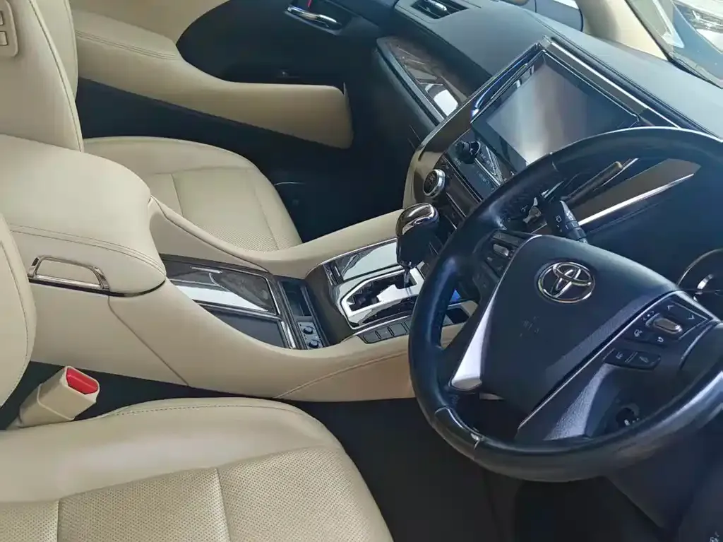 Toyota Alphard — фото 9