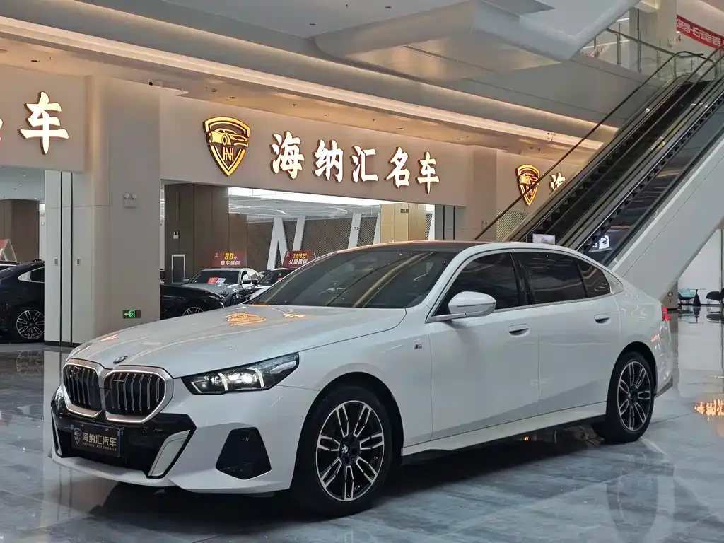 BMW 5 Series — фото 1
