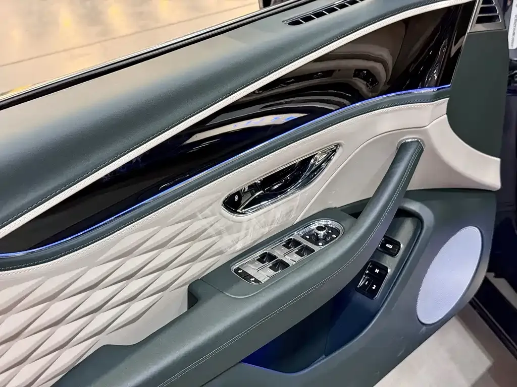 Bentley Flying Spur — фото 2