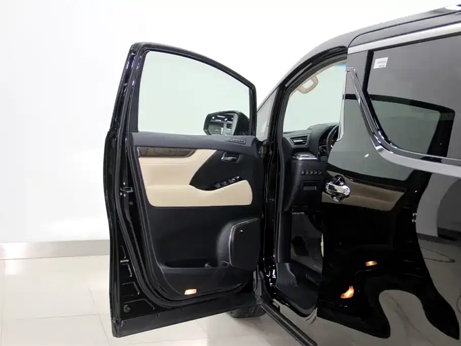 Toyota Alphard — фото 2