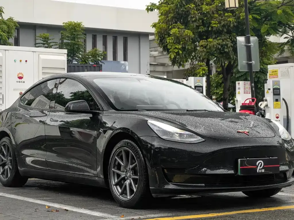 Tesla Model 3 — фото 1