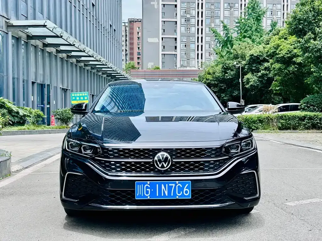 Volkswagen Passat — фото 1
