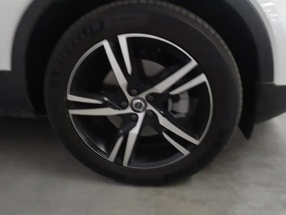Volvo XC40 — фото 10
