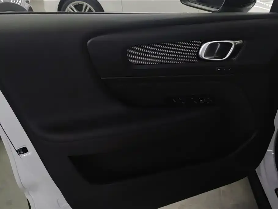 Volvo XC40 — фото 2