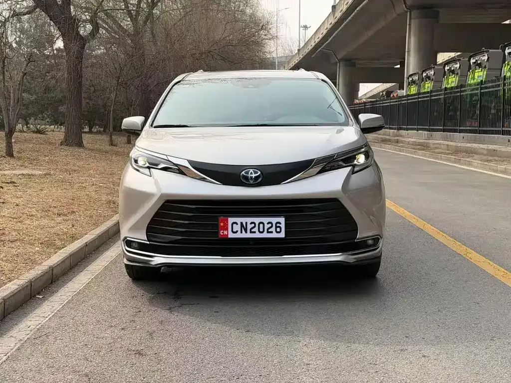 Toyota Sienna 2023 из CN, фото 2