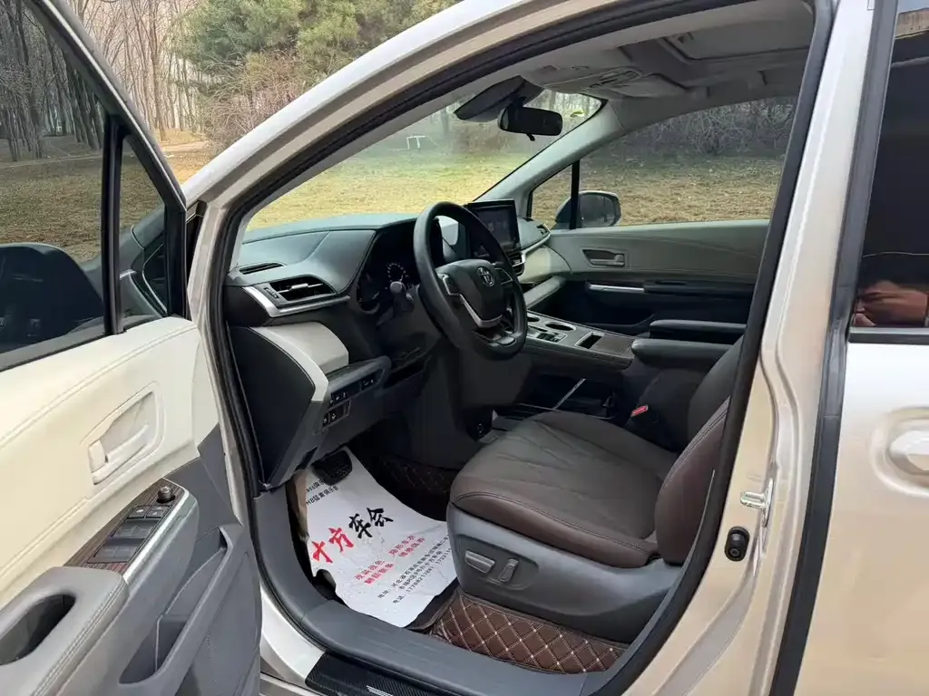 Toyota Sienna 2023 из CN, фото 3