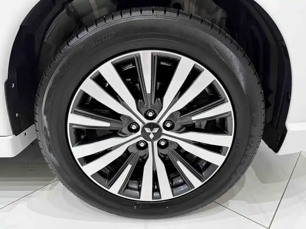 Mitsubishi Outlander — фото 8
