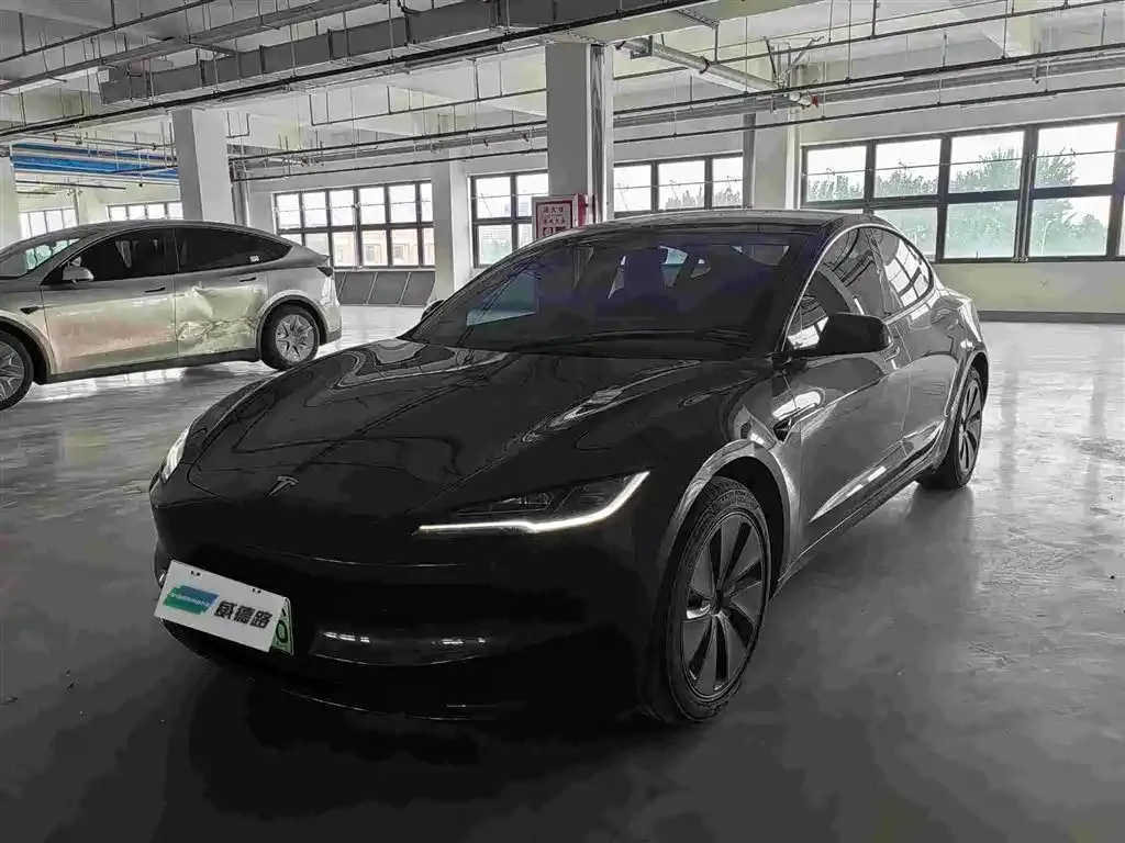 Tesla Model 3 — фото 1