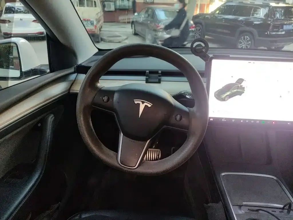Tesla Model Y — фото 10