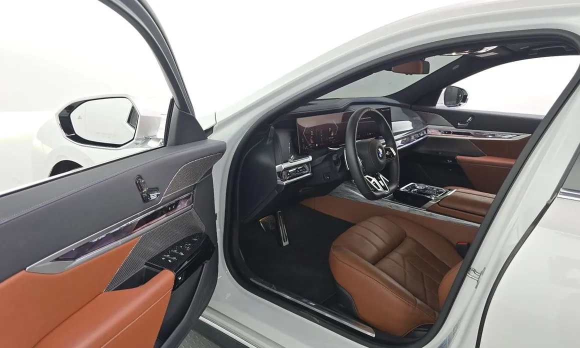 BMW 7-Series — фото 10