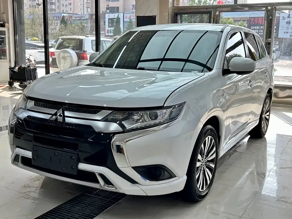 Mitsubishi Outlander — фото 1