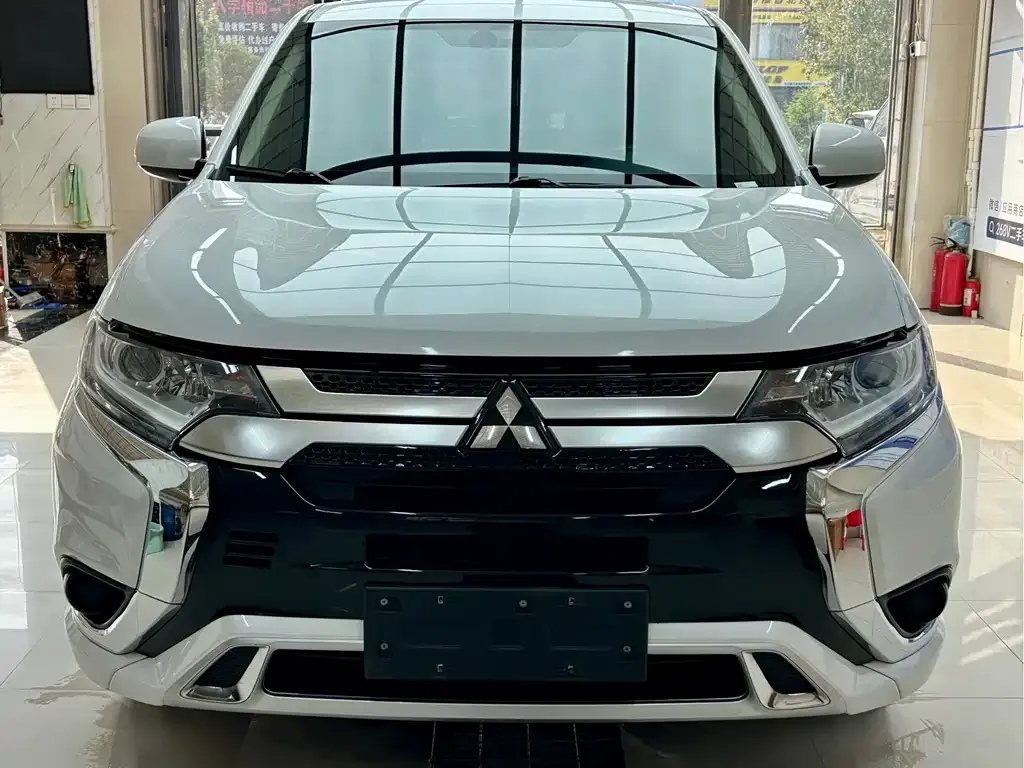 Mitsubishi Outlander — фото 7