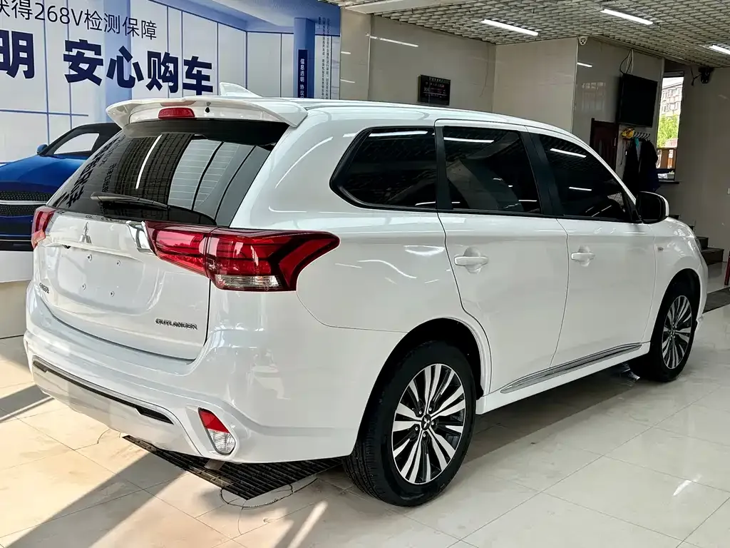 Mitsubishi Outlander — фото 4