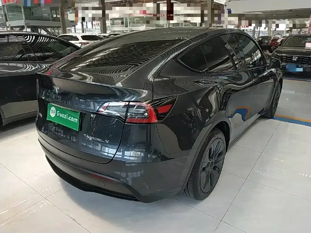 Tesla Model Y — фото 10