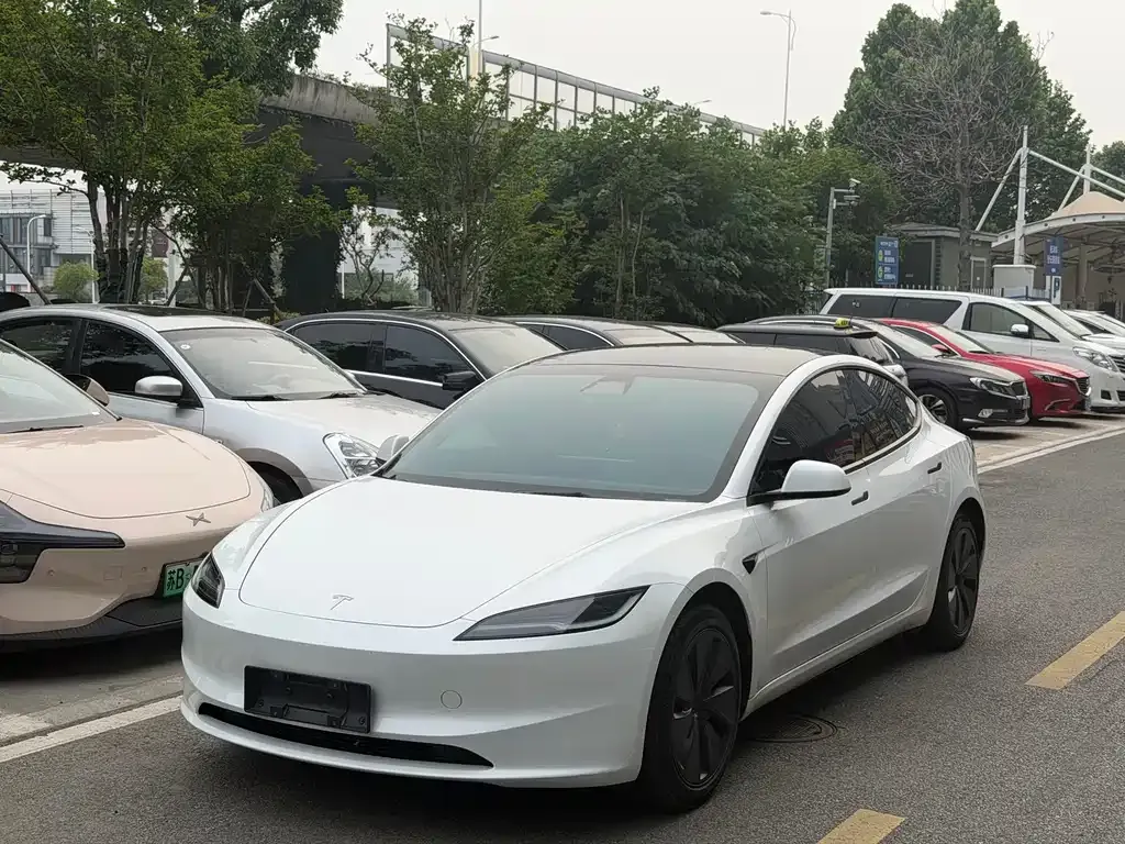 Tesla Model 3 — фото 1
