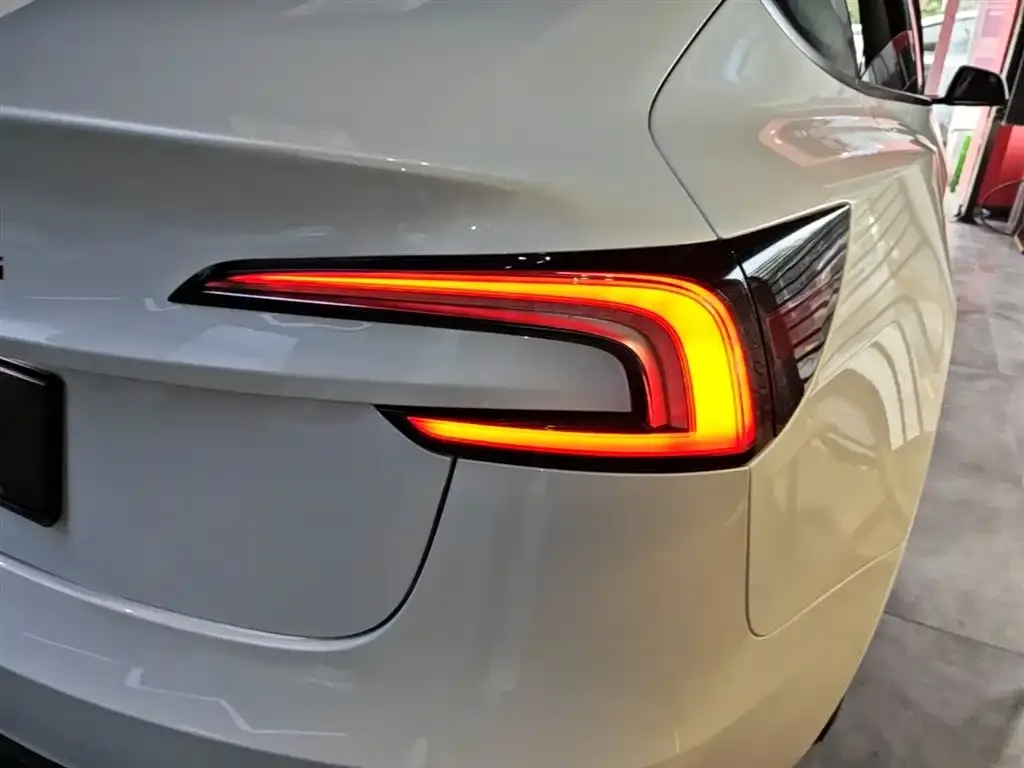 Tesla Model 3 — фото 2