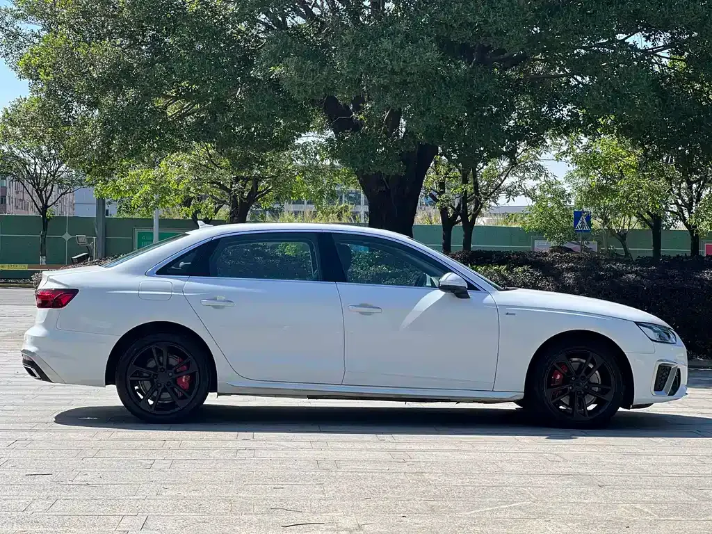 Audi A4L 2022 из CN, фото 10