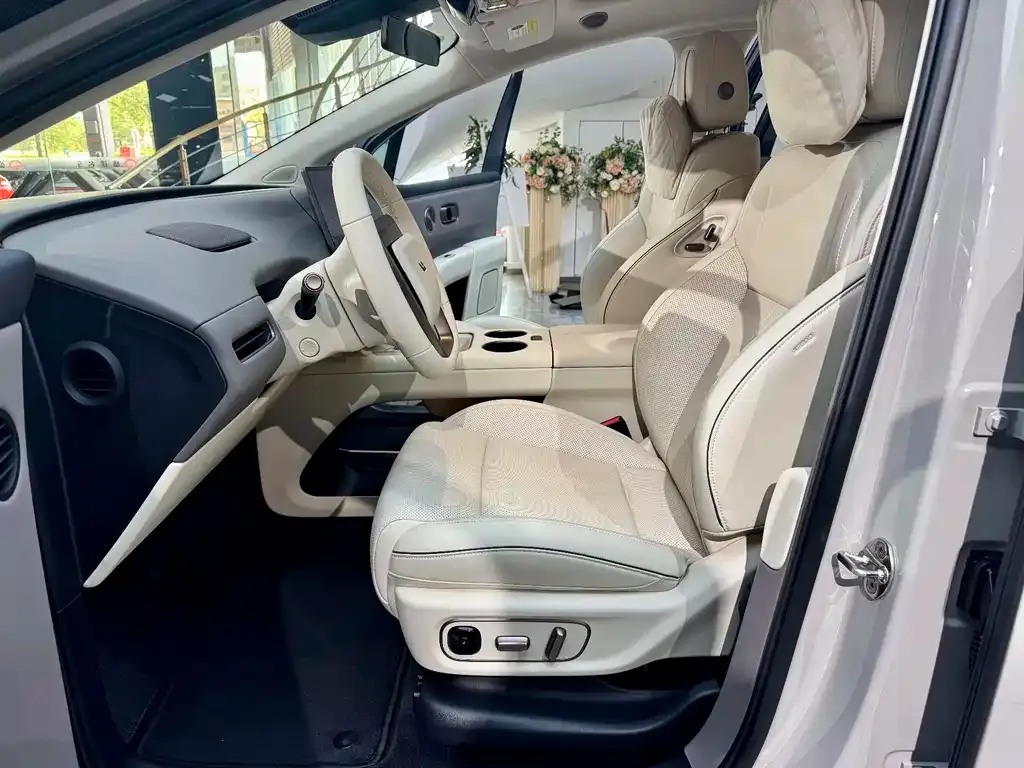 Li Auto i8 — фото 10
